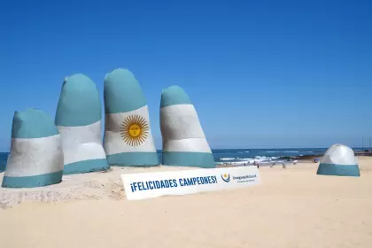 Uruguay espera recibir más turistas argentinos y beneficiarse de la euforia  mundialista - El Economista