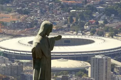 El Cristo Redentor se encuentra en la cima del cerro del Corcovado y cerca del estadio Maracaná