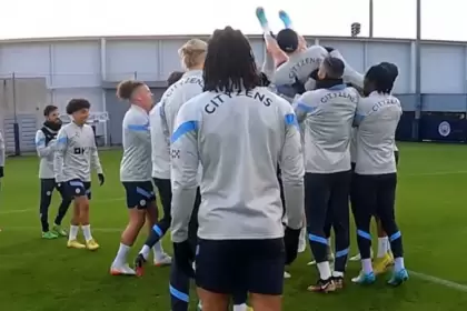 El argentino viene de romperla en el Mundial de Qatar y sus compañeros lo levantaron por el aire