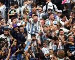Messi levantando la Copa del Mundo luego de ganarle por penales a Francia en el estadio Lusail
