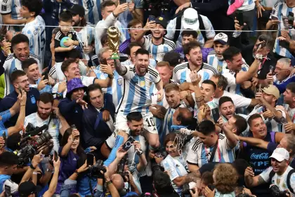 El "Kun" levantó a Messi para que pueda mostrar la Copa del Mundo a todos los argentinos que fueron al estadio Lusail en Qatar