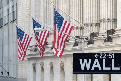 Wall Street terminó para arriba, con el dólar global fortalecido.