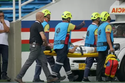 El nuevo jugador de Brighton de Inglaterra fue retirado en camilla, con un cuello ortopédico, y trasladado de inmediato al hospital en ambulancia.
