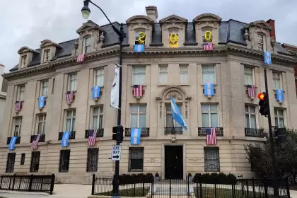 El edificio fue decorado con 20 banderas de ambos países y una leyenda alusiva al bicentenario.
