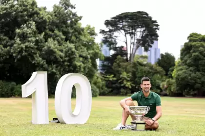 Djokovic conquistó su décimo titulo en el Abierto de Australia tras ganarle al griego Tsitsipas
