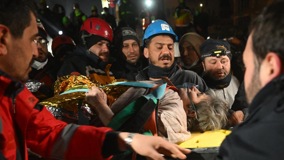 Impresionante: entre los escombros, rescataron a una mujer de 77 años 212 horas después de los terremotos