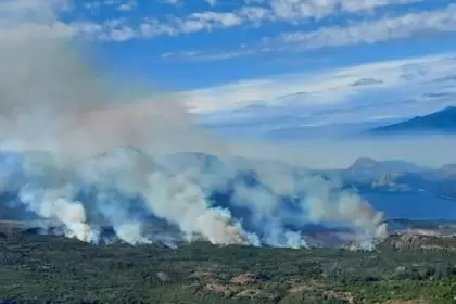 El fuego desatado el sábado último ya afectó unas 1400 hectáreas