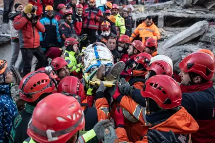 Los socorristas llevan a un sobreviviente del terremoto rescatado de los escombros de un edificio derrumbado en Elazig, Turquía.