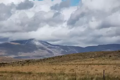 El Cerro Tres Picos de la provincia de Buenos Aires se tiñó de blanco