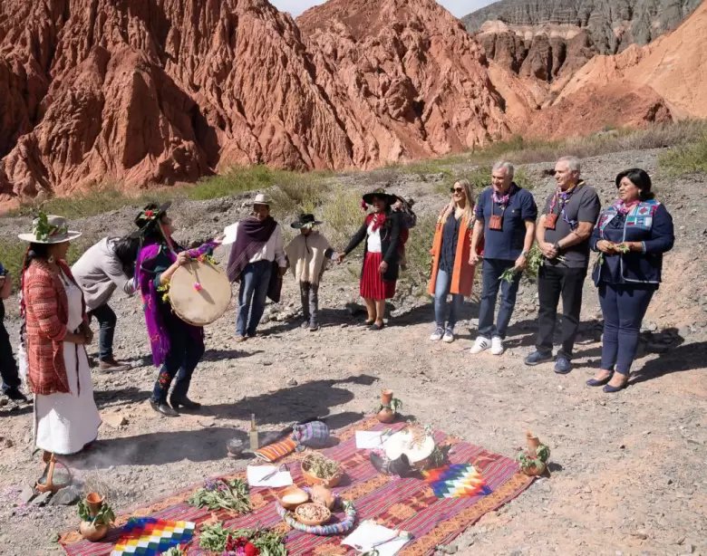 El embajador de Estados Unidos visitó a Morales en Jujuy y participó de un ritual indígena