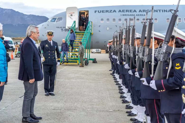 El Presidente arribó a Ushuaia y mañana visitará la Base Marambio por el Día de Antártida Argentina