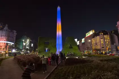 En solidaridad con Ucrania, la Ciudad de Buenos Aires iluminó el Obelisco y otros monumentos con los colores del país