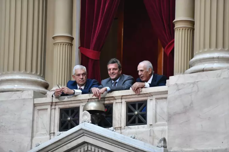 ergio Massa en la Asamblea acompañado por otros ex Presidentes de la Cámara de Diputados, Julián Domínguez y Eduardo Camaño.