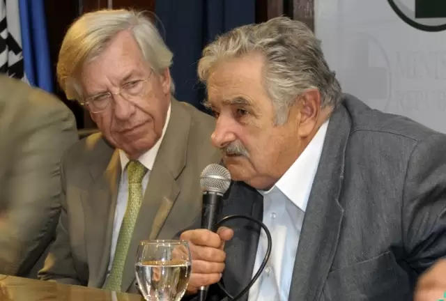El ex ministro de Economía de Uruguay, Danilo Astori, con Pepe Mujica