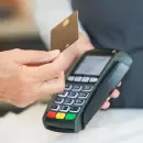 Prohíben a los bancos cobrar deudas de tarjeta por la vía rápida