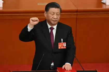 El presidente chino, Xi Jinping, jura después de ser reelegido como presidente para un tercer mandato.