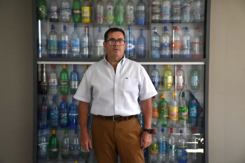 La única fábrica de cabezales para sifones de soda descartables está en Ezeiza y exporta al mundo