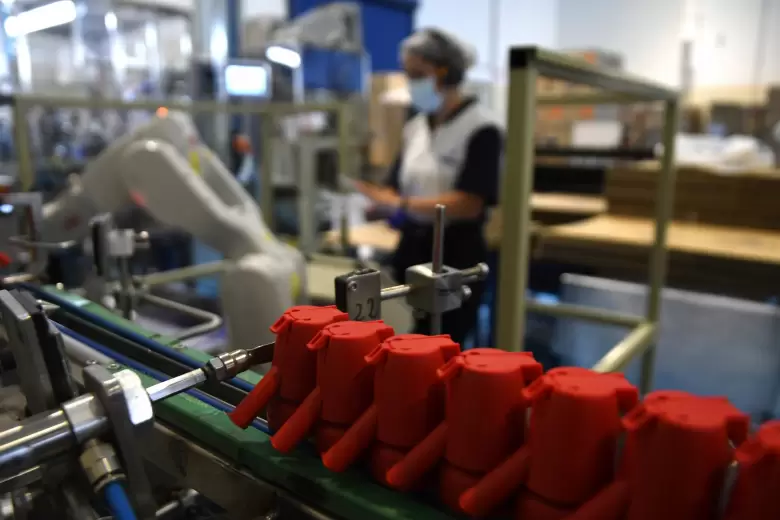 La única fábrica de cabezales para sifones de soda descartables está en Ezeiza y exporta al mundo