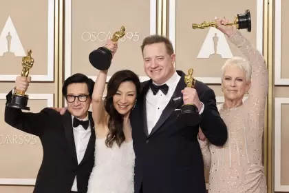 "Todo En Todas Partes Al Mismo Tiempo" se impone con claridad en una sobria ceremonia de los Oscar