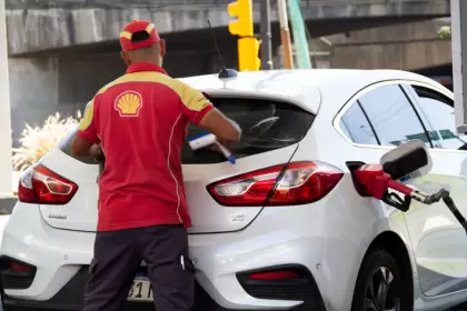 Fuerte ajuste en combustibles: Shell aplicó un aumento del 15%