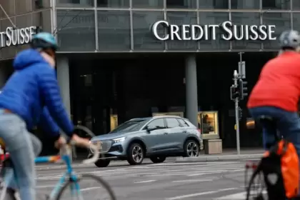 Las acciones del asediado banco Credit Suisse alcanzaron otro mínimo histórico por segundo día consecutivo.