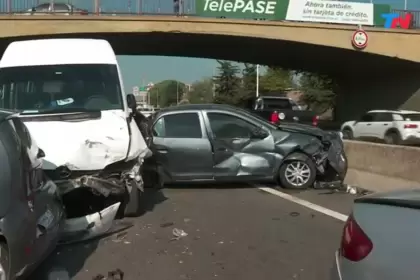 Chocaron una combi con pasajeros y 4 autos: 22 heridos, tres graves y caos en la autopista Riccheri