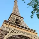 Obligan a la Torre Eiffel a exhibir carteles informativos en español, además del francés y el inglés