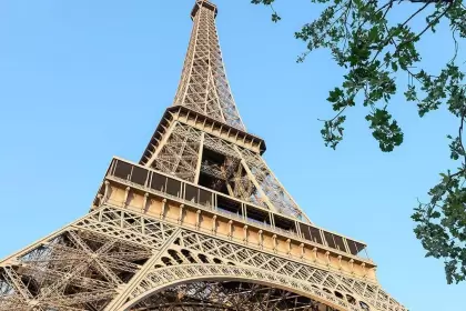 Obligan a la Torre Eiffel a exhibir carteles informativos en español, además del francés y el inglés