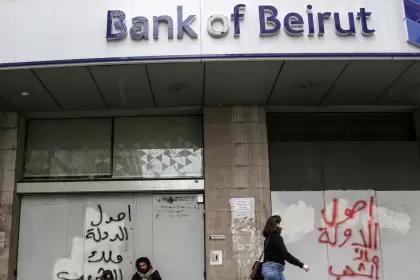 Una sucursal vandalizada del Banco de Beirut en la capital del Lbano.