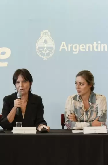 La secretaria de Asuntos Estratégicos, Mercedes Marcó del Pont y la secretaria de Energía, Flavia Royón, entre otras