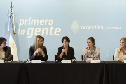 La secretaria de Asuntos Estratégicos, Mercedes Marcó del Pont y la secretaria de Energía, Flavia Royón, entre otras