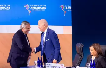 Fernández y Biden en la Cumbre de las Américas de 2022. A la derecha, la vice de EE.UU., Kamala Harris.