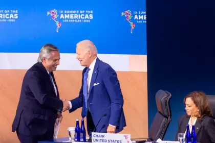 Fernández y Biden en la Cumbre de las Américas de 2022. A la derecha, la vice de EE.UU., Kamala Harris.