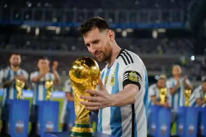 Messi con la Copa del Mundo que le entregó la AFA para el partido ante Panamá