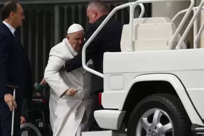 El Papa Francisco fue ayudado a subir al papamóvil después de su audiencia general semanal el miércoles.