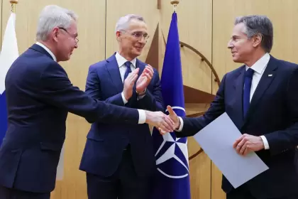 El secretario general de la OTAN, Jens Stoltenberg (centro), da la bienvenida a Finlandia a la OTAN.