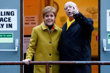Sturgeon junto a su esposo Peter Murrel
