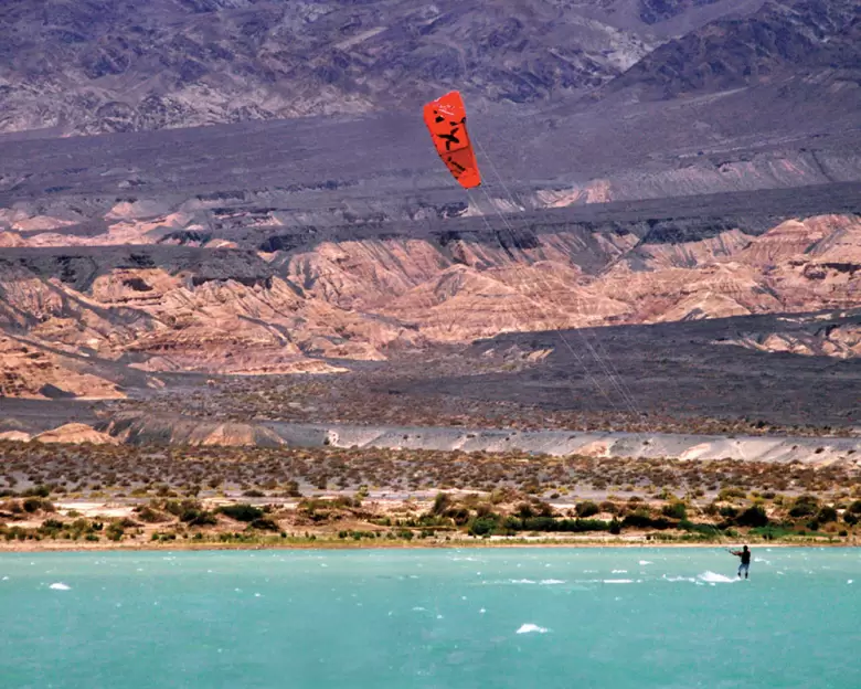 Para los amantes de la adrenalina y las emociones extremas Cuesta del Viento es uno de los mejores lugares del mundo para aprender y practicar kitesurf y windsurf 