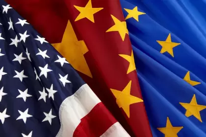 China y EE.UU. se desafían, y Europa no toma partido