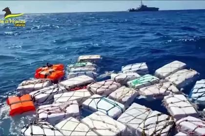 Encuentran dos toneladas de cocaína flotando en el Mediterráneo