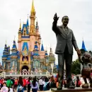 Viajar a Disney sin visa: de cuánto sería el ahorro para una familia argentina con el plan de Javier Milei