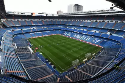 El campo de juego del Santiago Bernabéu está seco e irregular