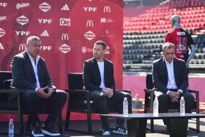 Maxi Rodríguez encabezó la presentación de su partido junto al presidente de la AFA, Claudio Tapia, y el titular de Newell's, Ignacio Astore