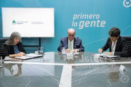 José Ignacio de Mendiguren con el presidente de Impsa, Gabriel Vienni  y la presidenta de la CNEA, Adriana Serquis
