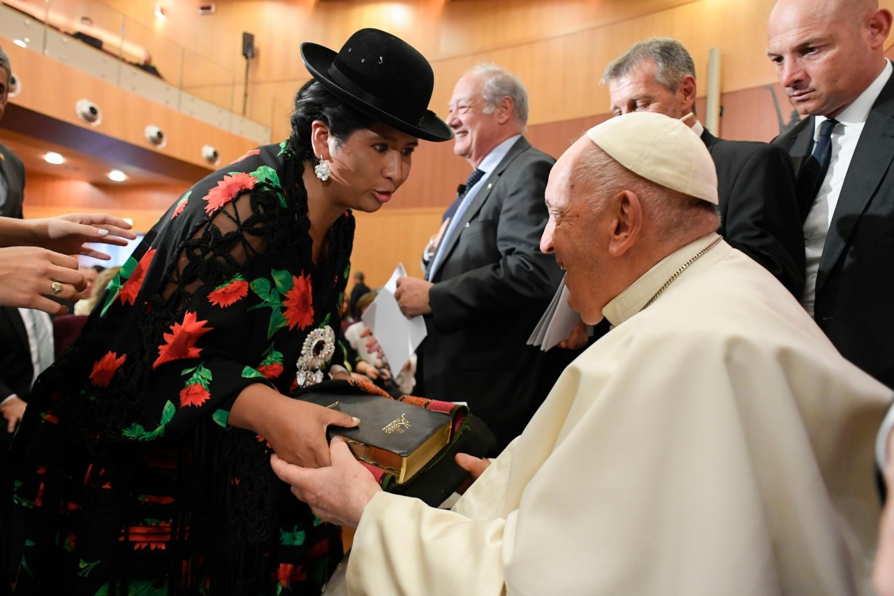 El Papa pidió abandonar los combustibles fósiles y poner fin a "a esta insensata guerra contra la creación"