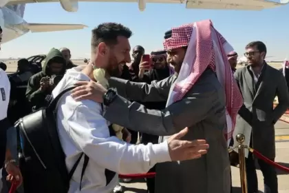 Messi recibió la bienvenida oficial por parte del ministro de Turismo, Ahmed Al Khateeb