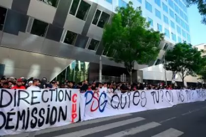 Los hinchas de PSG se juntaron frente a la sede del club para manifestarse contra el equipo y los dirigentes