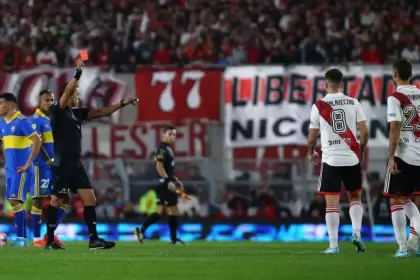 Sobre el final del partido, Darío Herrera mostró siete tarjetas rojas