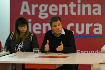 El neurocientífico y diputado nacional Facundo Manes recibió a dirigentes radicales de las 15 comunas de la Ciudad Autónoma de Buenos Aires