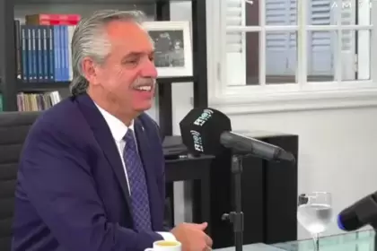 El presidente Alberto Fernández durante una entrevista en la radio.